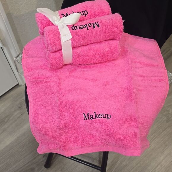At Home Set Of 5 Pink Makeup Towels - Picture 6 of 6